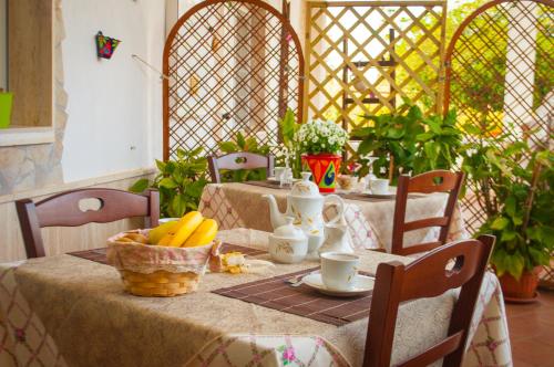 una mesa con mantel y una cesta de fruta en B&B Pietrafitta, en Carovigno