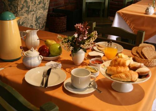 Breakfast options available to guests at Hostería Canela B&B