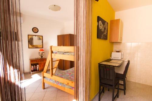 Mały pokój z biurkiem i łóżkiem piętrowym w obiekcie Apartman Punta Vilma w Puli