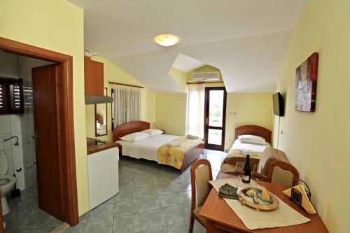 Ένα ή περισσότερα κρεβάτια σε δωμάτιο στο Apartments IDA Sucuraj