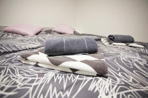 un lit avec une pile de serviettes dessus dans l'établissement Studio Jan, à Zgornje Gorje