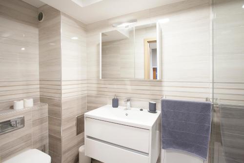 bagno con lavandino, servizi igienici e specchio di Studio Jan a Zgornje Gorje