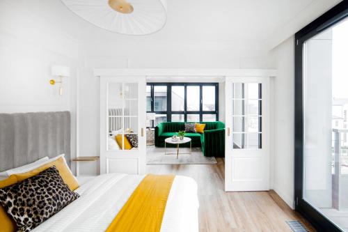 - une chambre avec un lit et un salon dans l'établissement Apartament Golden Place 2, à Cracovie