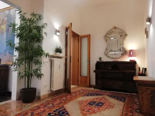 a living room with a plant and a mirror at Cà Mocenigo Nobile in Venice