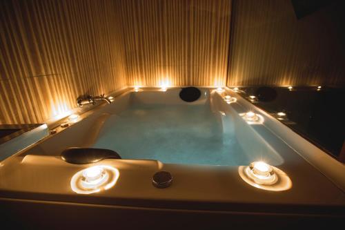 Fotografia z galérie ubytovania Junior Suites con Jacuzzi v destinácii Babilafuente