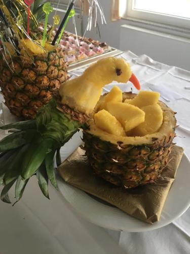 a bird sitting on top of a pineapple basket on a plate at Gostisce Golob in Zgornja Polskava