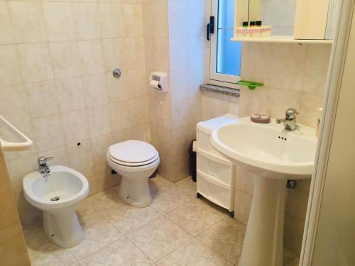 uma casa de banho com um WC e um lavatório em Casa vacanze One em Frascineto