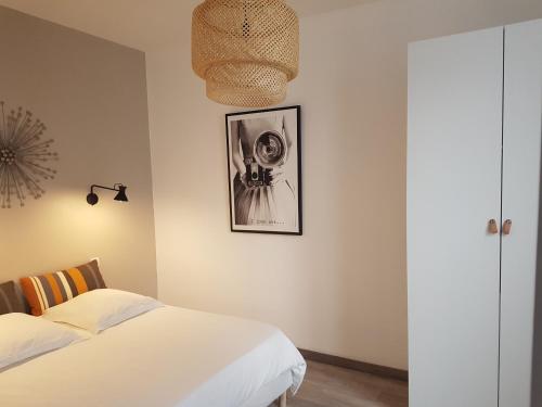 - une chambre avec 2 lits et une photo sur le mur dans l'établissement Hyper centre Fontainebleau, à Fontainebleau