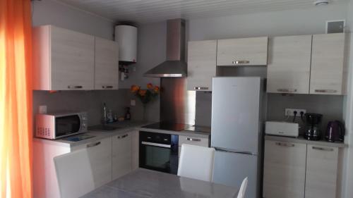 Η κουζίνα ή μικρή κουζίνα στο Maison en bord de mer