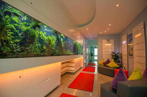 ein Aquarium an der Wand eines Zimmers mit einem Sofa in der Unterkunft neyland apartments Norderney in Norderney
