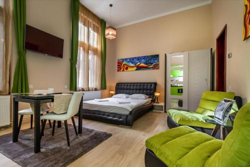 ブラショヴにあるSelect City Center Apartmentsのリビングルーム(ベッド1台、テーブル、ソファ付)