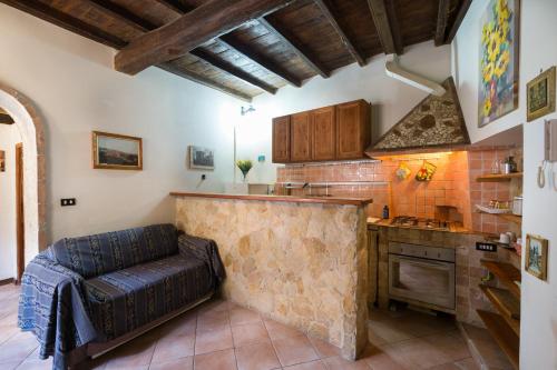 a kitchen with a counter and a couch in a room at Alla Sibilla in Tivoli