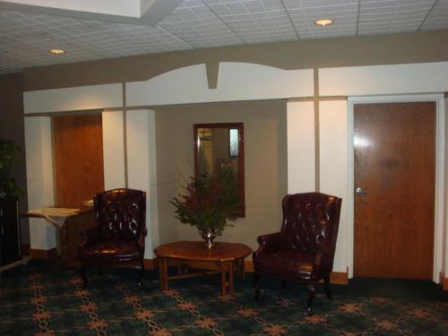 a waiting room with two chairs and a table at Americourt Extended Stays in Kingsport