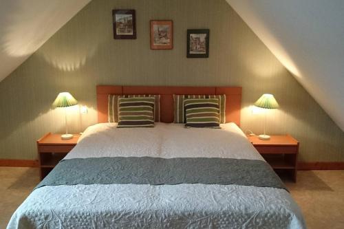 - une chambre avec un grand lit et deux lampes dans l'établissement Gite Weyer n°3, à Bergheim