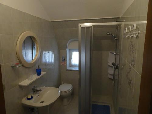 uma casa de banho com um WC, um lavatório e um chuveiro em B&B San Valentino em Giovo