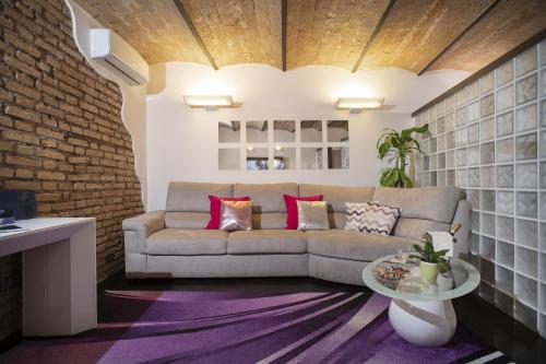 sala de estar con sofá y pared de ladrillo en Domus Paradiso, en Roma