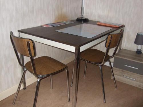 escritorio con 2 sillas y mesa con lámpara en GUESTROOMS BIJ HET STATION VAN DRONGEN, en Gante