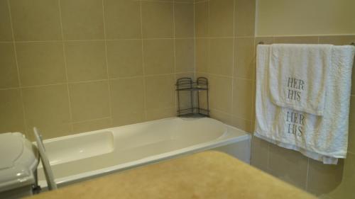 Ένα μπάνιο στο marina two apartment 201 with direct sea view