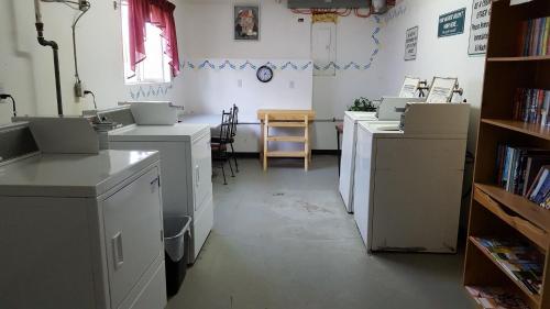 Kuchyň nebo kuchyňský kout v ubytování 100 Mile Motel & RV Park