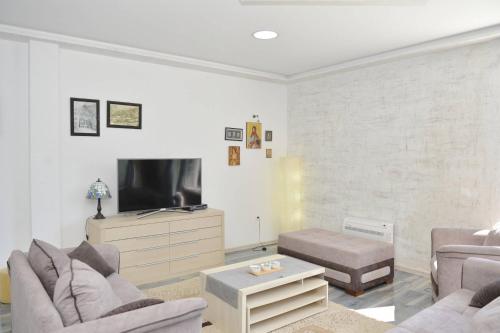 Televisyen dan/atau pusat hiburan di J & P Apartments Orahovac