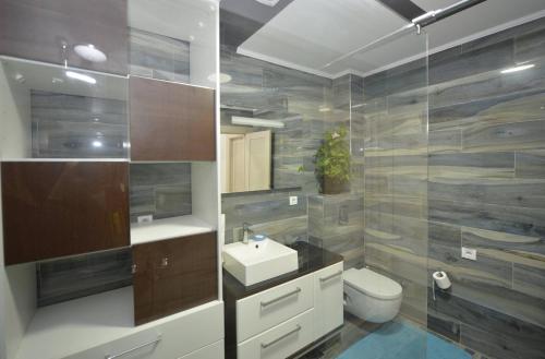 Bilik mandi di J & P Apartments Orahovac