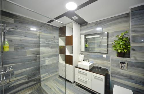 Bilik mandi di J & P Apartments Orahovac