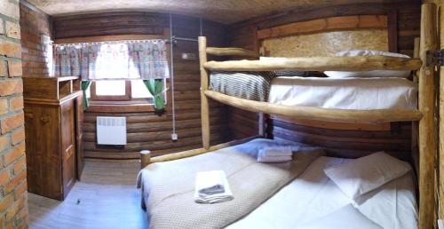 a room with two bunk beds in a cabin at Шаленарозі in Migovo
