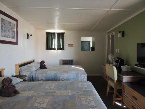 Postel nebo postele na pokoji v ubytování 100 Mile Motel & RV Park