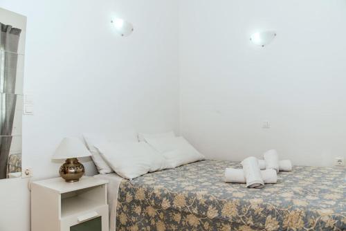 um quarto com uma cama com duas almofadas em Nikis Apartment em Chania Town