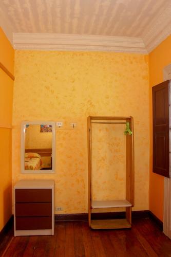 a bathroom with a mirror and a shower at Hostal Los Balcones de Moral y Santa Catalina in Arequipa