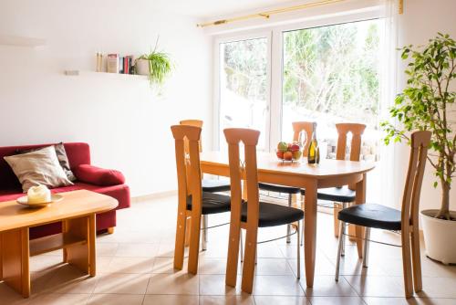 a living room with a wooden table and chairs at Apartment FreiRaum in Innsbruck