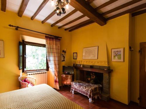 een slaapkamer met gele muren, een open haard en een bed bij Alloggio Villa Manini in Scarperia