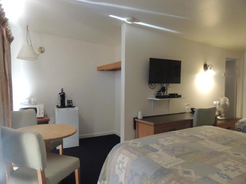 TV a/nebo společenská místnost v ubytování 100 Mile Motel & RV Park