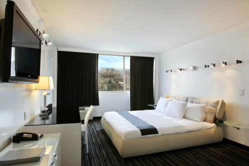 Postel nebo postele na pokoji v ubytování Ramada by Wyndham North Bergen