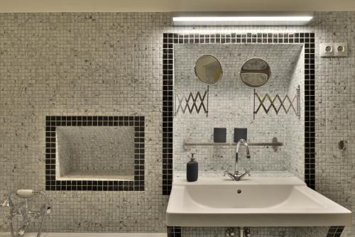 布達佩斯的住宿－S23，浴室设有白色水槽和镜子