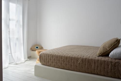 Una cama o camas en una habitación de Aegeeis