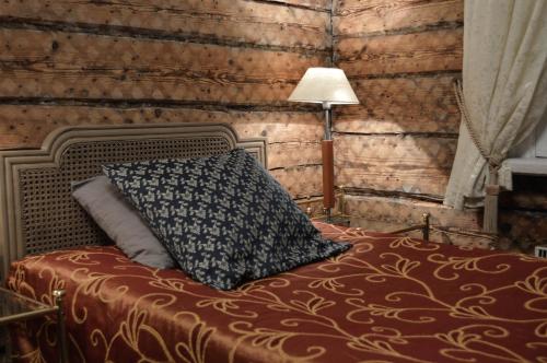 1 dormitorio con cama con almohada en Karja Tented Campsite en Haapsalu