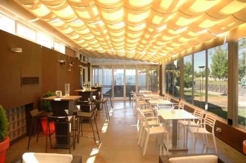 Restorāns vai citas vietas, kur ieturēt maltīti, naktsmītnē Hotel Majadahonda