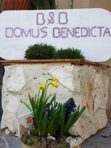 a sign for a bfg domus bengelica at B&B Domus Benedicta in Assisi