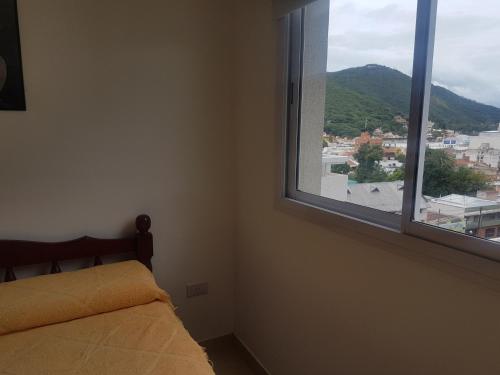 1 dormitorio con cama y ventana grande en Departamento Céntrico en Salta