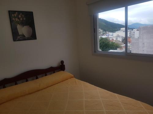 1 dormitorio con 1 cama y ventana grande en Departamento Céntrico en Salta