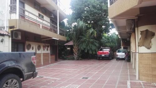 un estacionamiento frente a un edificio en Residencial Pinocho, en Montero