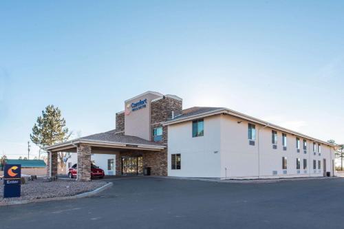 a front view of a hotel with a parking lot at Comfort Inn & Suites Pinetop Show Low in Pinetop-Lakeside