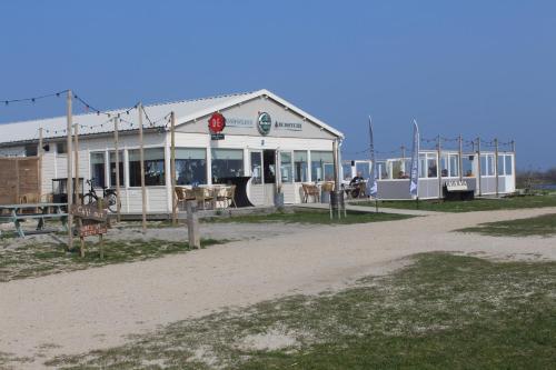 a building on the side of a dirt road at Perle am Ijsselmeer mit eigenem Tretboot in Medemblik