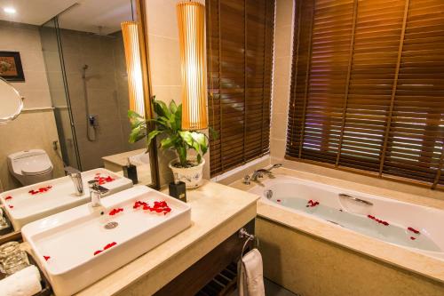 Kylpyhuone majoituspaikassa Huong Phong Ho Coc Beach Resort