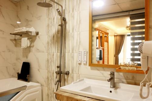 ห้องน้ำของ Thanh Bình Gold Hotel