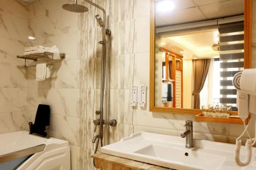 a bathroom with a sink and a mirror at Thanh Bình Gold Hotel in Sầm Sơn