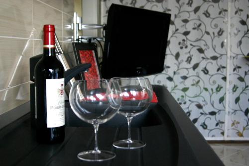 una botella de vino y dos copas de vino en una barra en Haus am Meer, en Brela