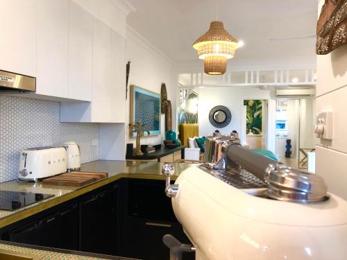 Kuchyň nebo kuchyňský kout v ubytování NOMAD - Luxe apartment