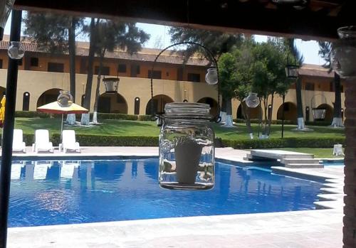 a mason jar sitting on top of a swimming pool at Casa Cantarranas in Tehuacán